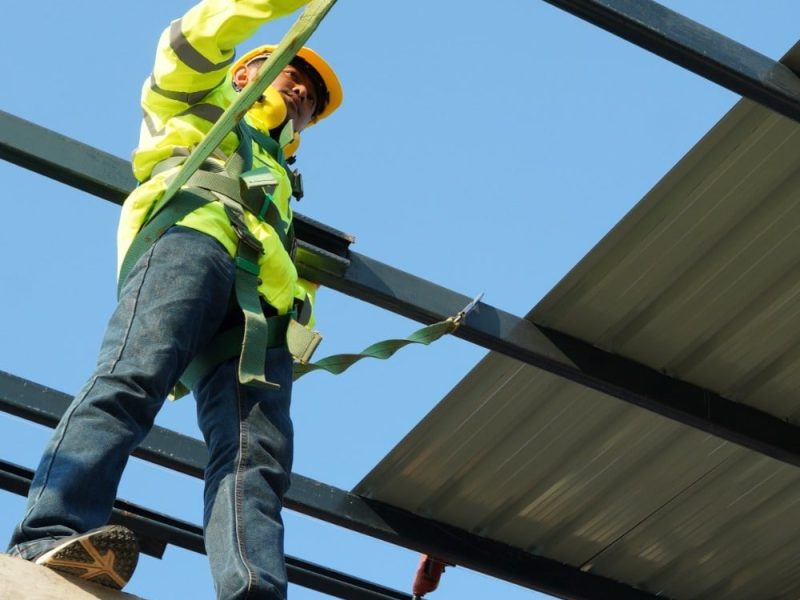 roofer_erecting_commercial_roof-1[1]